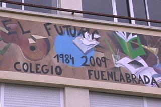 El Colegio Fuenlabrada celebra su 25 aniversario con un mural del artista Albert Sesma.