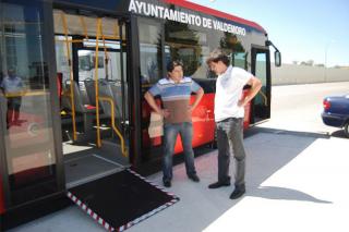 La flota de autobuses urbanos de Valdemoro se renueva con dos nuevos vehculos.