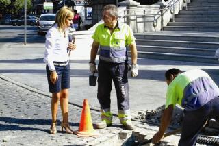 La alcaldesa de Pinto supervisa las mejoras del pavimento junto a la iglesia de Santo Domingo de Silos.