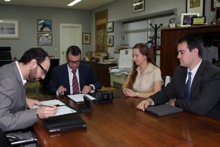 El Ayuntamiento de Parla firma un convenio con una consultora para que ofrezca soluciones de negocio a los empresarios.