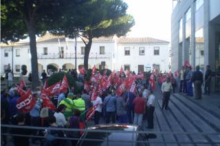Ms de 200 personas se concentran frente al Ayuntamiento de Parla en contra de los despidos.