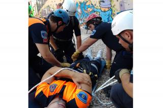 Voluntarios de Proteccin Civil de Valdemoro participan en un curso de rescate urbano.