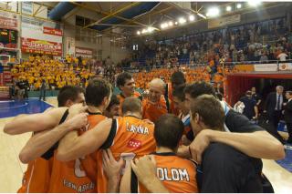 Los juguadores del Fuenla celebran la primera victoria de la temporada (ACB Photo F Martnez).