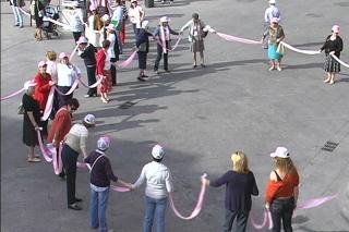 Un lazo humano de color rosa en Fuenlabrada en el Da Mundial contra el Cncer de Mama.
