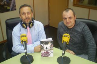 Chema Contreras y el escritor Miguel ngel Gmez con la nueva novela del autor.