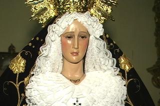 Una familia fuenlabrea lleva ms de dos siglos vistiendo a la Virgen de la Soledad para la procesin.