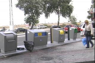 El PP de Fuenlabrada critica la recogida de basuras en un barrio y el Ayuntamiento dice que es puntual.