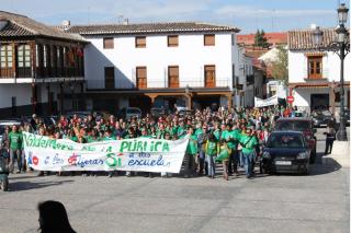 Unas 2.000 personas se manifiestan en Valdemoro contra los recortes en educacin.