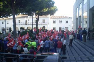 Los trabajadores municipales de Parla preparan una nueva manifestacin en diciembre contra los despidos.
