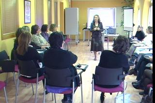 Mujeres directivas de Fuenlabrada refuerzan sus habilidades en el taller Consolida tu liderazgo.