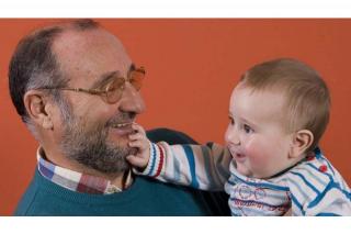 Los abuelos son una solucin a la hora de cuidar a los nietos (Foto OB Social Caja Madrid).