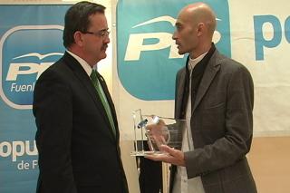 El ex ciclista Juan Carlos Vicario recibe el premio Carpetania del PP de Fuenlabrada.