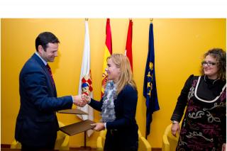 El Ayuntamiento de Pinto firma un convenio de colaboracin con La Caixa para ayudar a personas dependientes y sus familias.
