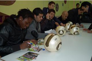 Los jugadores del Rayo Vallecano entregan balones firmados a nios discapacitados de Parla.