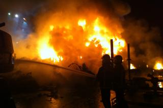 Bomberos de la Comunidad de Madrid sofocan un espectacular incendio en una chatarrera de San Martn de la Vega (Foto Emergencias 112).