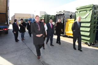 El alcalde de Getafe visita la empresa Contenur dedicada al diseo de contendores para al recogida de residuos.