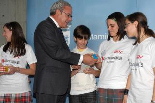 El alcalde de Valdemoro entrega los premios del primer concurso de matemticas.