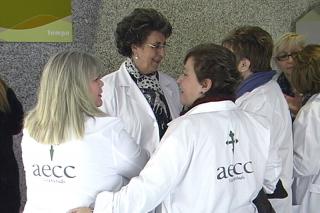 El Hospital de Fuenlabrada quiere institucionalizar la labor de los voluntarios de la AECC tras un ao trabajando juntos.