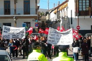 Decenas de trabajadores de la residencia municipal de Valdemoro se concentran para protestar por los retrasos en sus nminas.