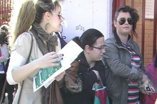 Los jvenes de Fuenlabrada muestran su apoyo a los estudiantes valencianos.