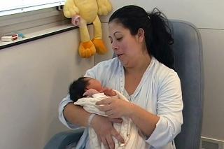 El Hospital de Fuenlabrada inicia un protocolo para el contacto temprano madre- hijo en las cesreas. 