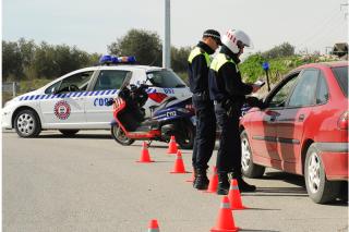 La Polica local de Valdemoro pone siete multas por utilizar el mvil conduciendo durante la campaa contra las distracciones.