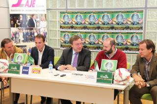 El alcalde de Getafe y el exfutbolista Alfonso presentan el partido de ftbol indoor entre el Real Madrid y el Atltico de Madrid.