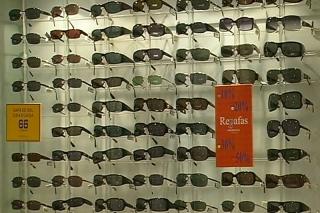 Las gafas de sol no homologadas no protegen y adems perjudican al ojo.