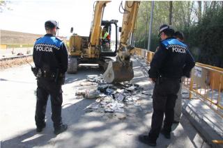 La Polica local de Humanes destruye con una pala excavadora ms de 200 artculos falsos.