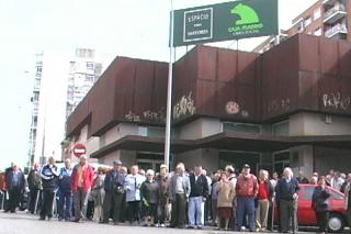 Pensionistas en pie de guerra por el cierre de un centro de la Obra Social de Bankia en Fuenlabrada.