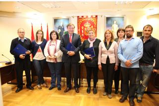 El alcalde de Getafe firma un protocolo contra el acoso laboral con los sindicatos del Ayuntamiento.