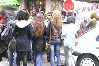 Ms de medio centenar de indignados paralizan el desahucio de una familia en Fuenlabrada.