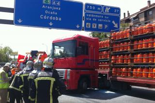 El accidente de un camin de butano obliga a cortar la carretera de Andaluca a la altura de Valdemoro