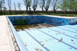 El alcalde de Legans presenta el anteproyecto de la piscina municipal Solagua que incluye una playa para 700 baistas