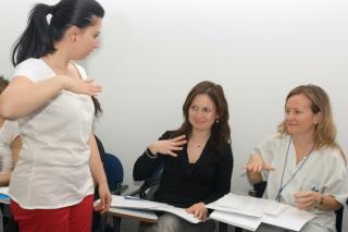El Hospital de Getafe imparte cursos de lenguaje de signos a las enfermeras.