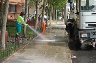 El plan de limpieza integral de calles de Parla se extiende a las principales plazas pblicas de la ciudad.