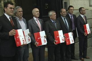 Los alcaldes socialistas del Sur llevan al registro de la Comunidad de Madrid su Plan Estratgico, ante la falta de reuniones con Aguirre.