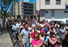 Vecinos de Valdemoro salen a la calle para protestar por el cierre de la piscina de verano
