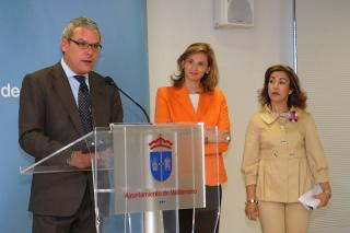 El alcalde de Valdemoro ha inaugurado la exposicin sobre acogimiento familiar.