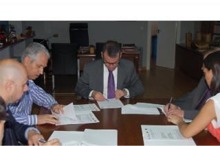 El Ayuntamiento de Parla firma un convenio con tres residencias para que desempleados locales realicen prcticas.