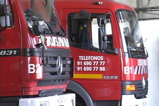 Los bomberos salvan a un vecino de Valdemoro atrapado en el incendio de su cocina.