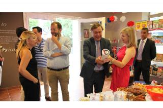 El alcalde de Getafe inaugura la primera tienda de productos norteamericanos del sur de Madrid.