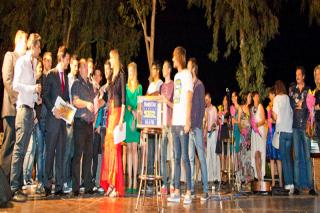 Los ganadores del concurso Vacaciones con SER Madrid Sur recogen sus premios en nuestra emisora.