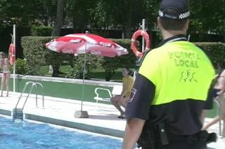 La Polica local de Getafe mantiene un plan especial de vigilancia preventiva en las tres piscinas municipales.