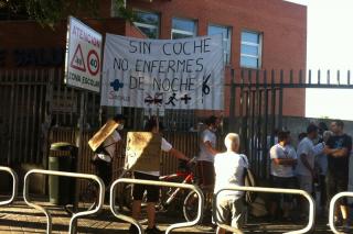 Los vecinos de La Fortuna en Legans se manifiestan contra el cierre de las urgencias del centro de salud.