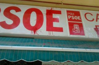 La sede del PSOE de Humanes tambin sufre un ataque con pintura roja.
