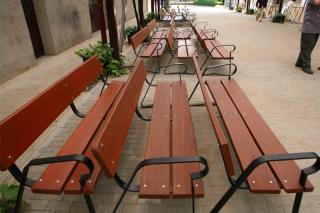 Alumnos del Centro Municipal de Formacin 1 de Mayo de Legans recuperan treinta bancos de mobiliario urbano.
