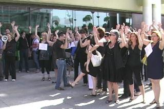 Funcionarios de Fuenlabrada protestan frente el Ayuntamiento vestidos de luto por los ajustes del Gobierno Central.