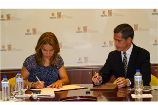La alcaldesa de Pinto firma un acuerdo con ALDI Supermercados para la contratacin de parados.