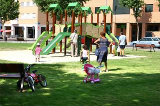 Legans inaugura dos nuevas zonas de juegos infantiles en Arroyo Culebro.